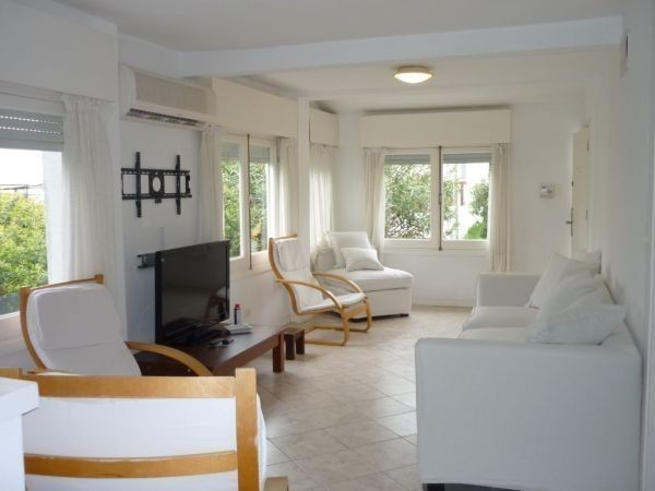 Chalet reciclado en alquiler a metros del mar en La Barra.