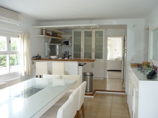 Chalet reciclado en alquiler a metros del mar en La Barra.