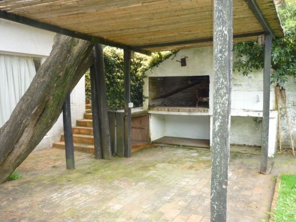 Chalet reciclado en alquiler a metros del mar en La Barra.