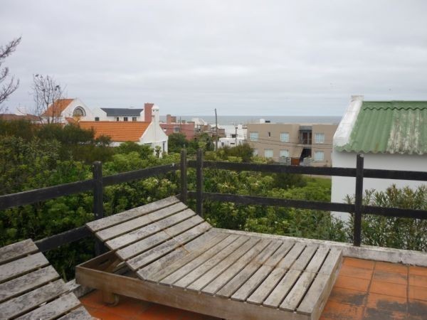 Chalet reciclado en alquiler a metros del mar en La Barra.