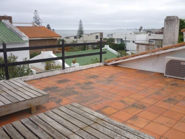 Chalet reciclado en alquiler a metros del mar en La Barra.