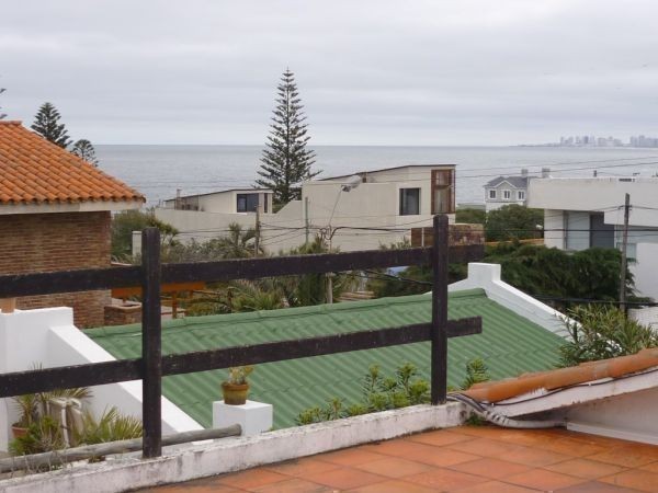 Chalet reciclado en alquiler a metros del mar en La Barra.