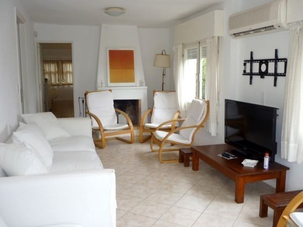 Chalet reciclado en alquiler a metros del mar en La Barra.