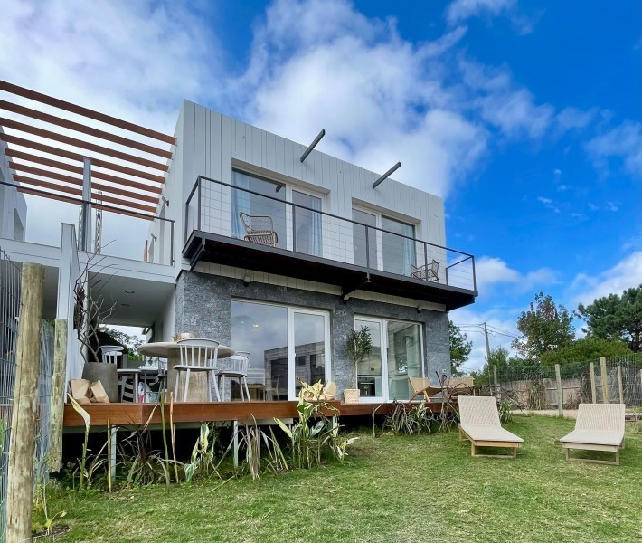 Casa a estrenar en complejo 