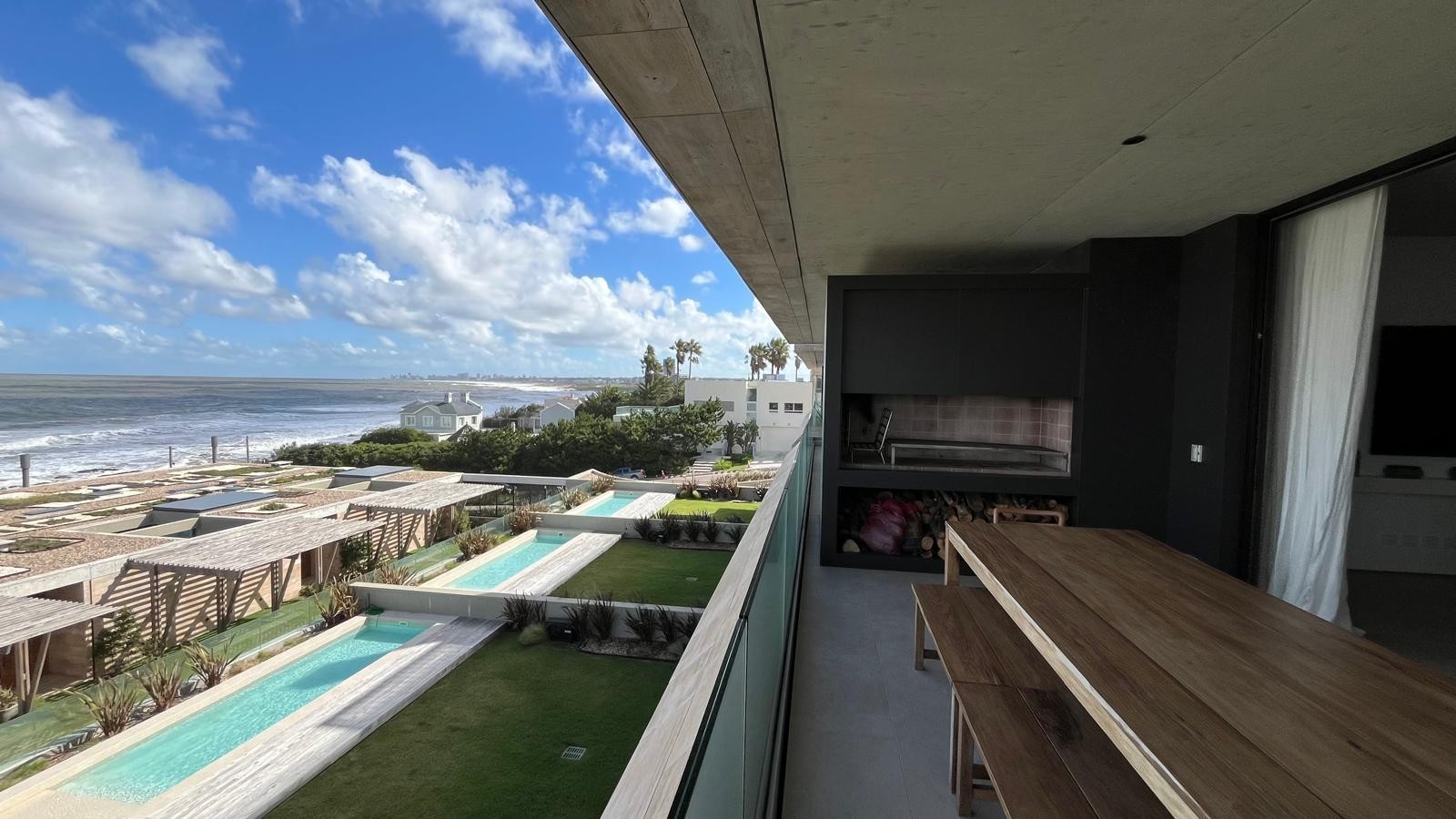 Departamento con tres suites en la Barra con vista al mar