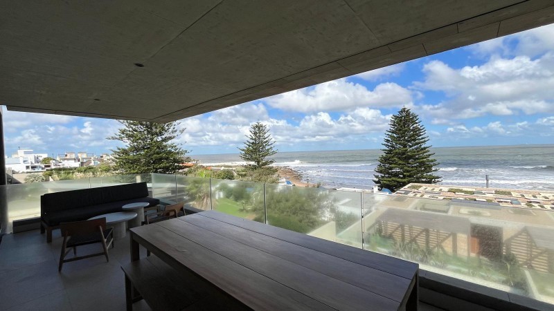 Departamento con tres suites en la Barra con vista al mar