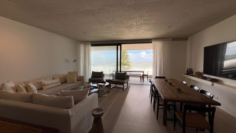 Departamento con tres suites en la Barra con vista al mar