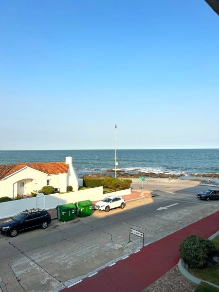 Dpto en edificio bajo en primera línea al mar 