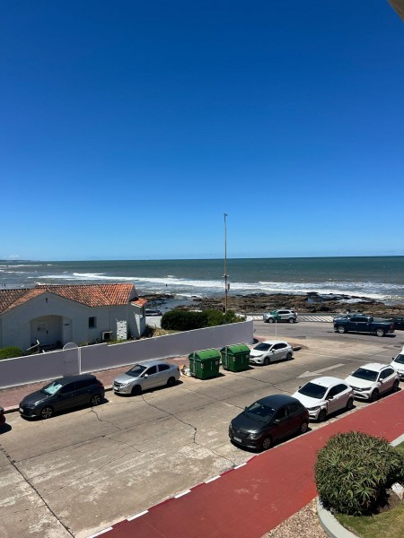 Dpto en edificio bajo en primera línea al mar 