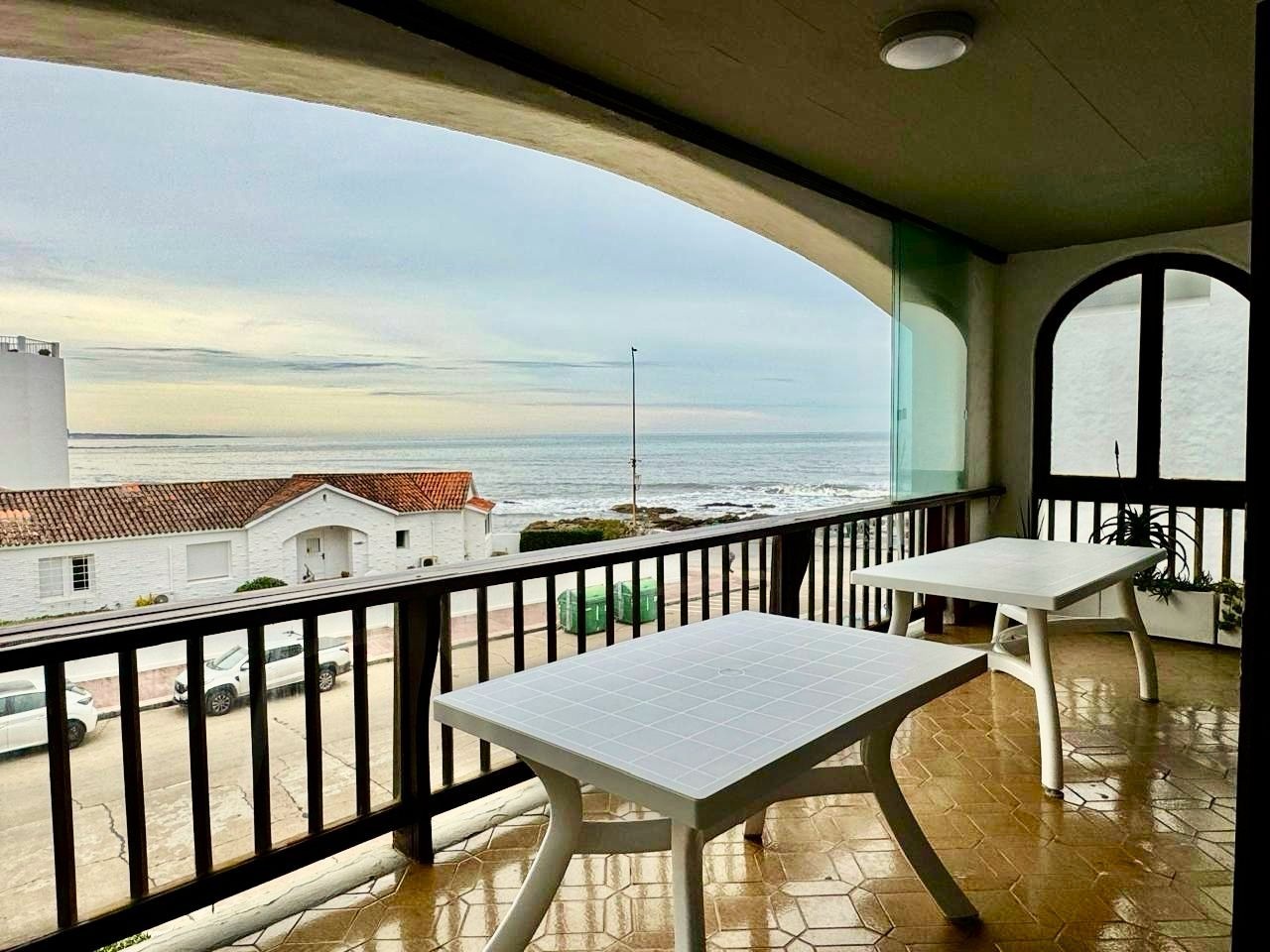 Dpto en edificio bajo en primera línea al mar 