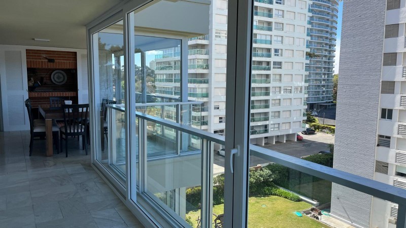 Departamento en venta en edificio primera línea