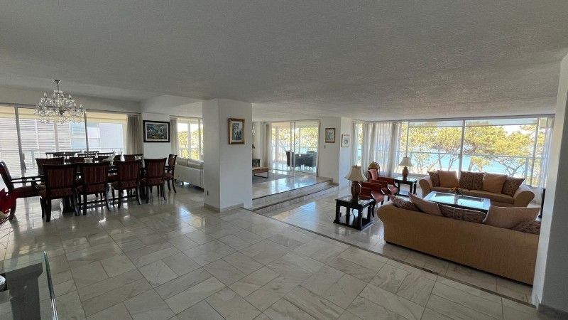 Departamento en venta en edificio primera línea
