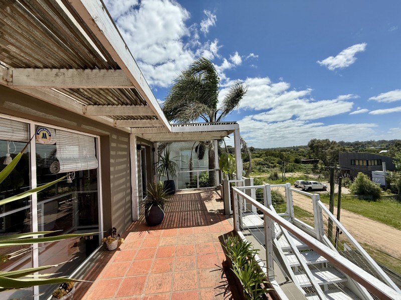 Casa en Altos de Punta Piedras con vista