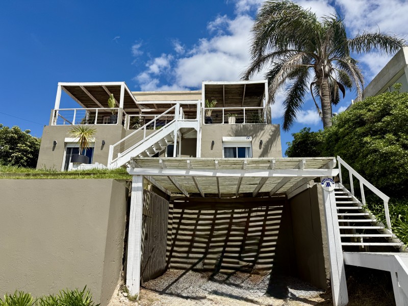 Casa en Altos de Punta Piedras con vista