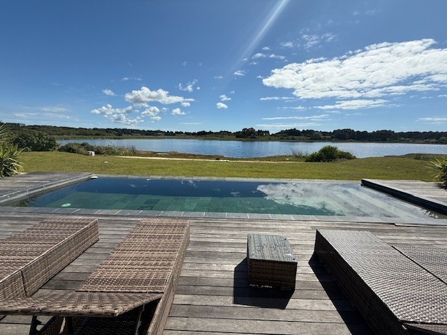 Espectacular casa en Laguna Escondida sobre la laguna