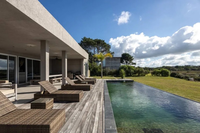 Espectacular casa en Laguna Escondida sobre la laguna