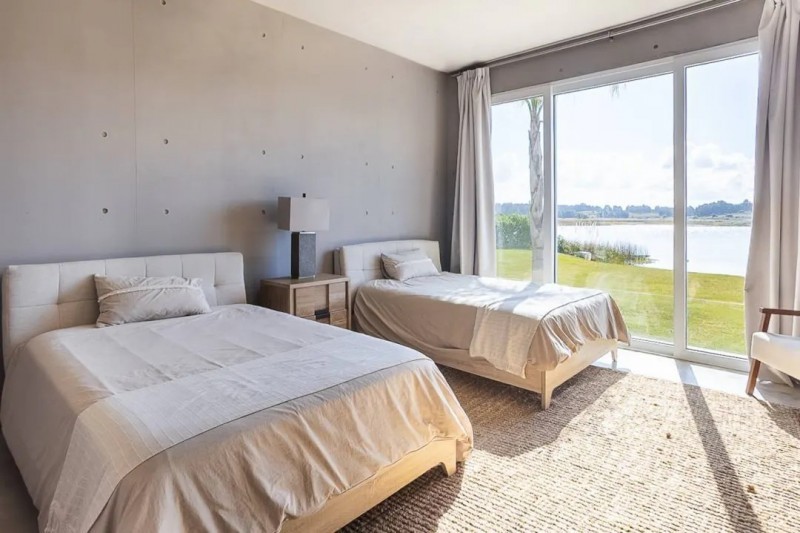 Espectacular casa en Laguna Escondida sobre la laguna