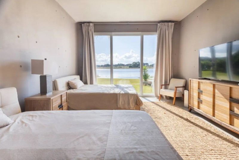 Espectacular casa en Laguna Escondida sobre la laguna