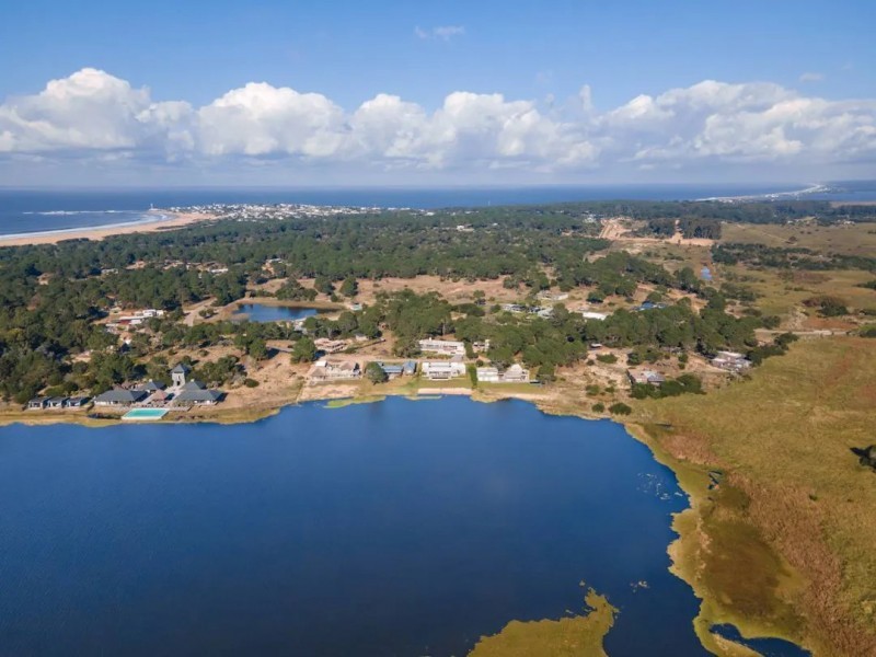 Espectacular casa en Laguna Escondida sobre la laguna