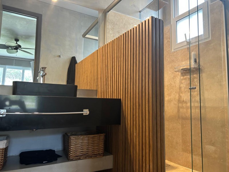 Espectacular casa en Laguna Escondida sobre la laguna