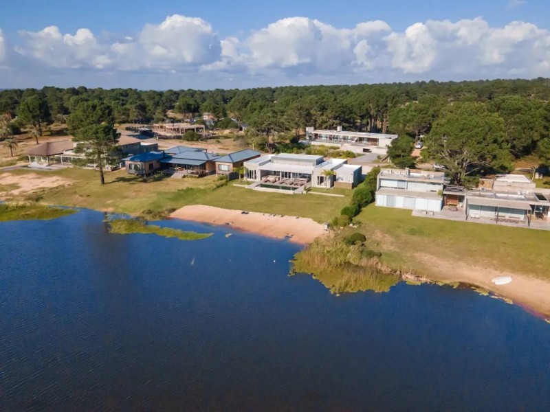 Espectacular casa en Laguna Escondida sobre la laguna