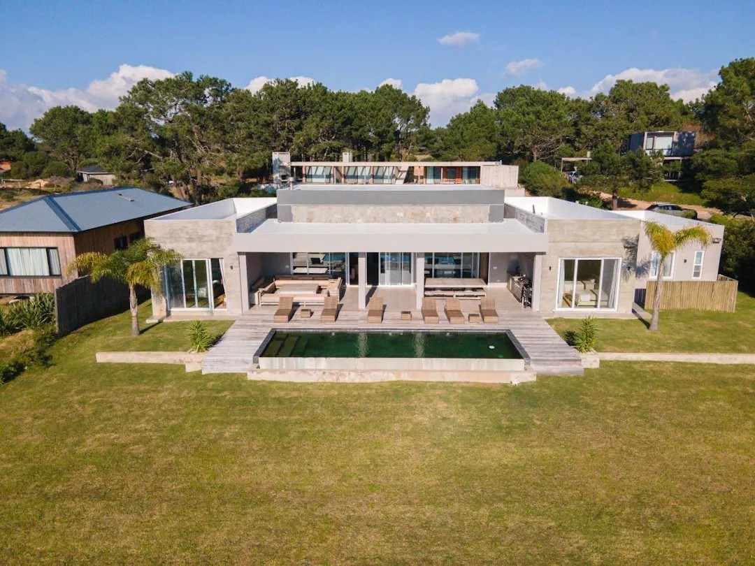 Espectacular casa en Laguna Escondida sobre la laguna