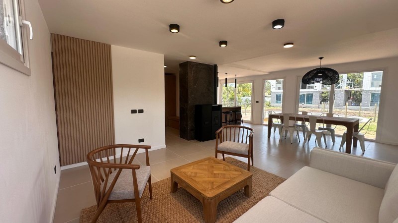 Casa a estrenar en complejo