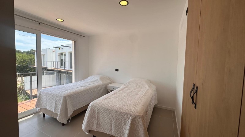 Casa a estrenar en complejo