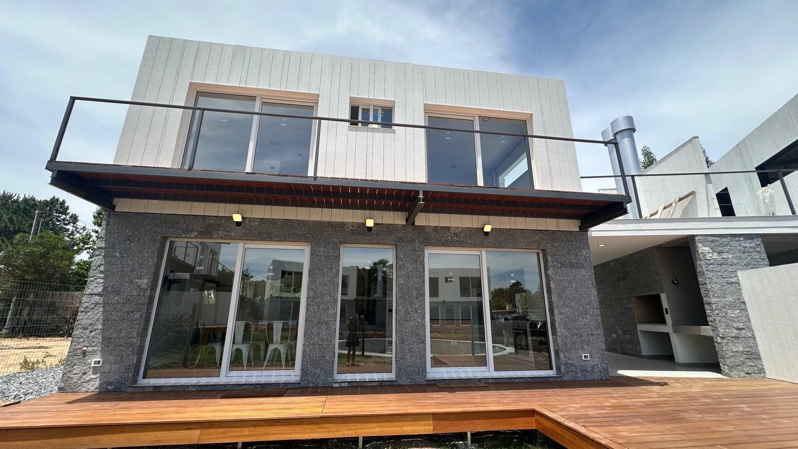 Casa a estrenar en complejo