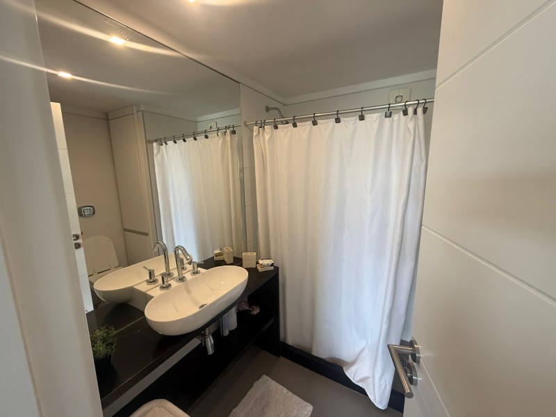 Departamento en alquiler con tres dormitorios en suite