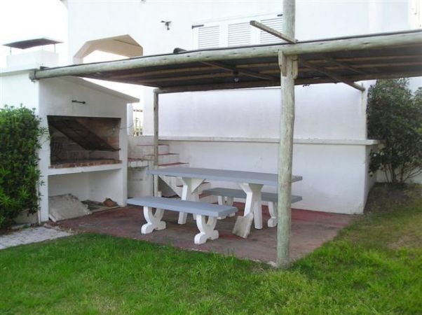 Sencilla casita en alquiler y venta con excelente ubicación frente al mar sobre El Chorro La Barra.