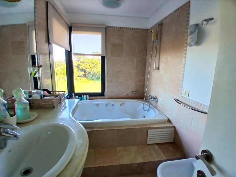 Amplio y cómodo dpto en primera línea al mar 