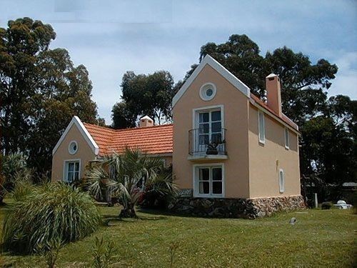 Disfrute del bosque a sólo dos cuadras de la calle principal, Casa en alquiler sobre La Barra.