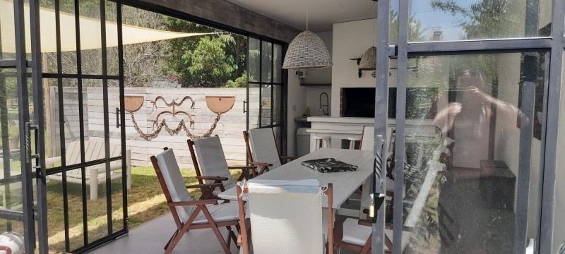 Disfrute del bosque a sólo dos cuadras de la calle principal, Casa en alquiler sobre La Barra.