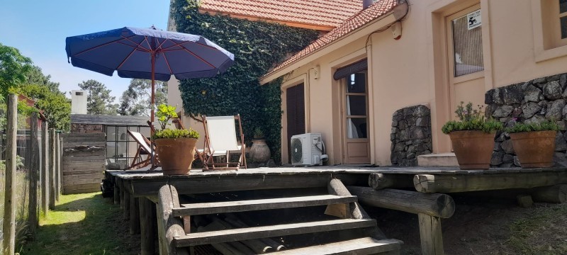 Disfrute del bosque a sólo dos cuadras de la calle principal, Casa en alquiler sobre La Barra.