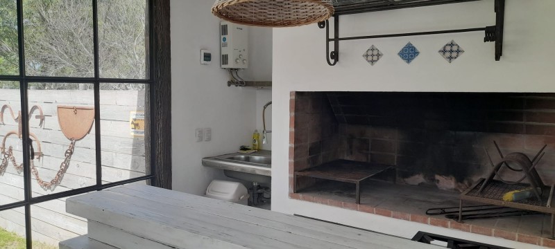 Disfrute del bosque a sólo dos cuadras de la calle principal, Casa en alquiler sobre La Barra.