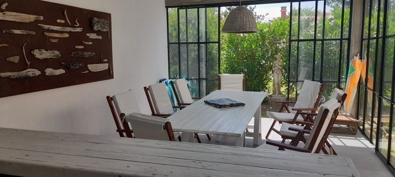 Disfrute del bosque a sólo dos cuadras de la calle principal, Casa en alquiler sobre La Barra.