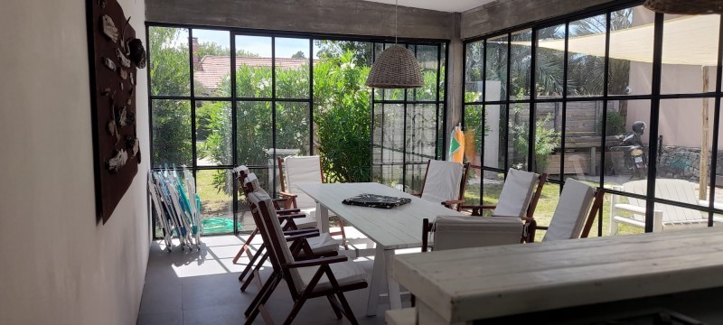 Disfrute del bosque a sólo dos cuadras de la calle principal, Casa en alquiler sobre La Barra.