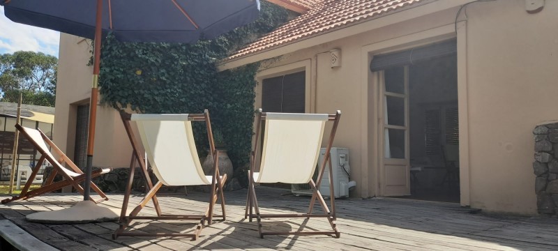 Disfrute del bosque a sólo dos cuadras de la calle principal, Casa en alquiler sobre La Barra.