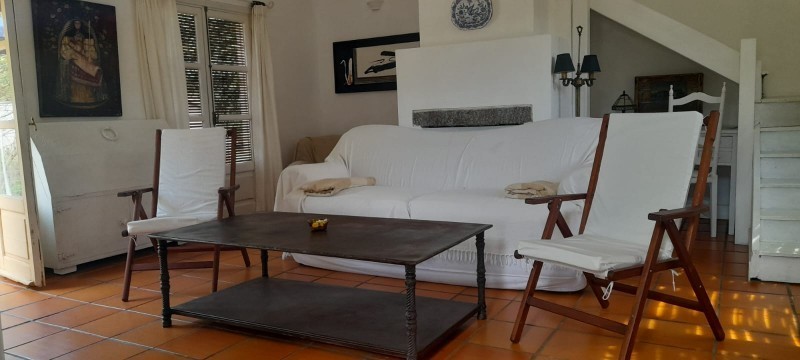 Disfrute del bosque a sólo dos cuadras de la calle principal, Casa en alquiler sobre La Barra.