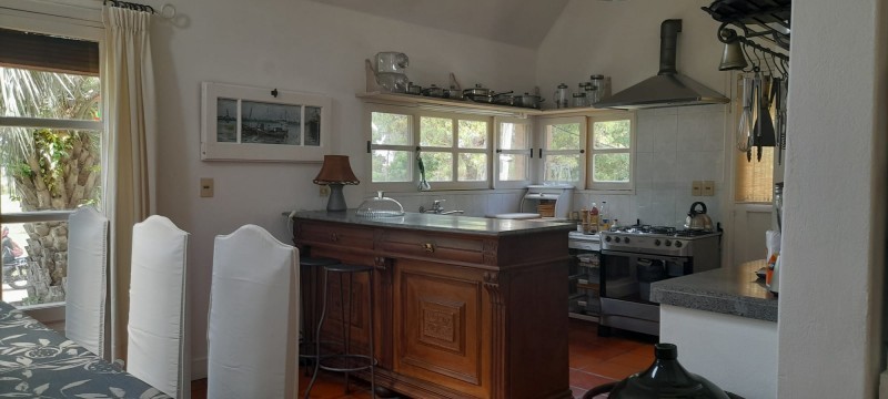 Disfrute del bosque a sólo dos cuadras de la calle principal, Casa en alquiler sobre La Barra.