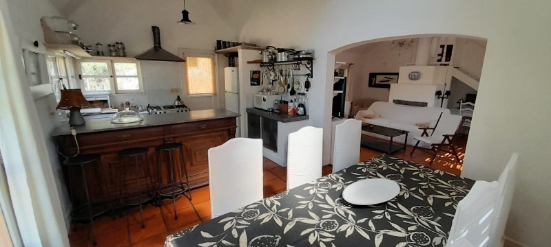 Disfrute del bosque a sólo dos cuadras de la calle principal, Casa en alquiler sobre La Barra.