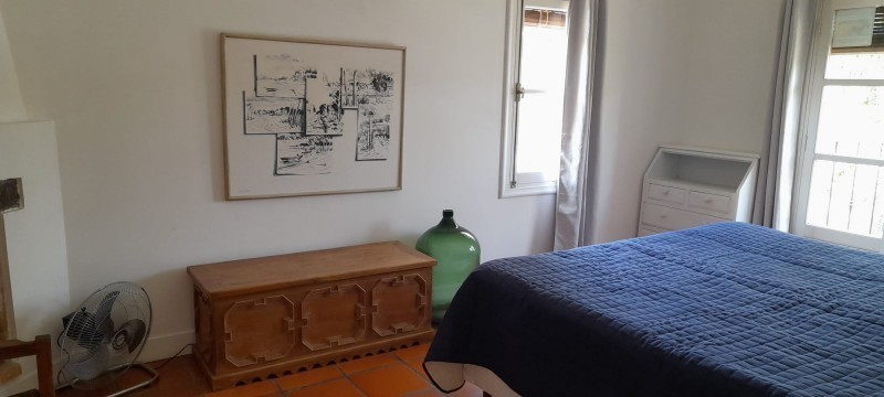 Disfrute del bosque a sólo dos cuadras de la calle principal, Casa en alquiler sobre La Barra.