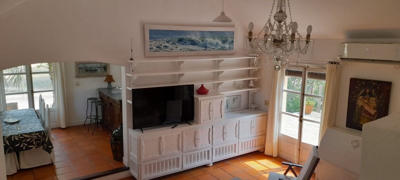 Disfrute del bosque a sólo dos cuadras de la calle principal, Casa en alquiler sobre La Barra.