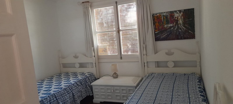 Disfrute del bosque a sólo dos cuadras de la calle principal, Casa en alquiler sobre La Barra.