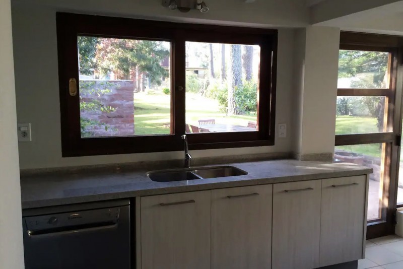 Cálido chalet en alquiler cerca del mar sobre Montoya, La Barra.