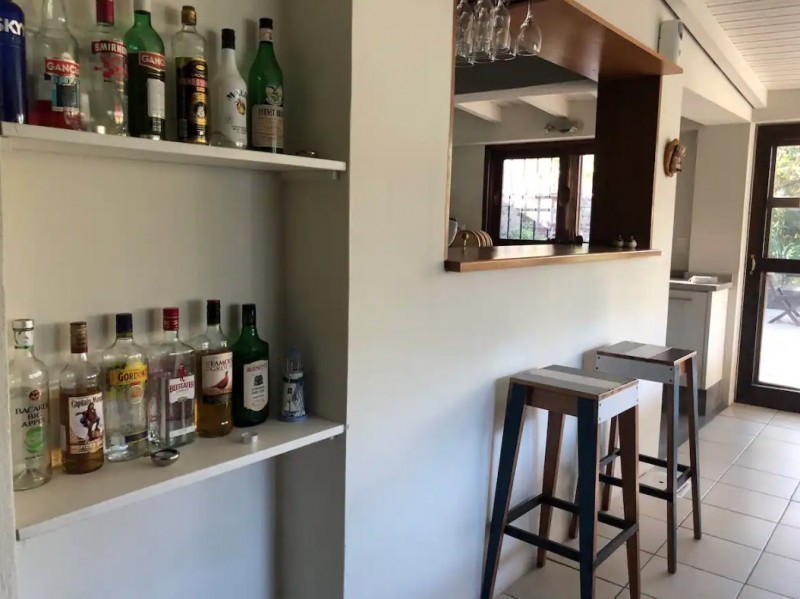 Cálido chalet en alquiler cerca del mar sobre Montoya, La Barra.