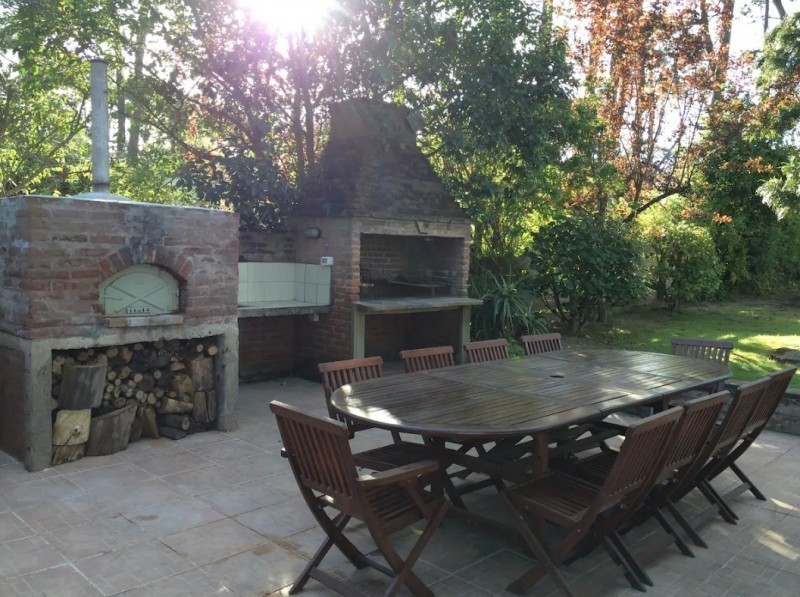 Cálido chalet en alquiler cerca del mar sobre Montoya, La Barra.