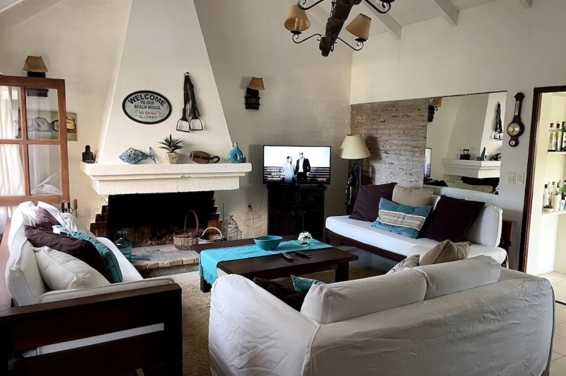 Cálido chalet en alquiler cerca del mar sobre Montoya, La Barra.