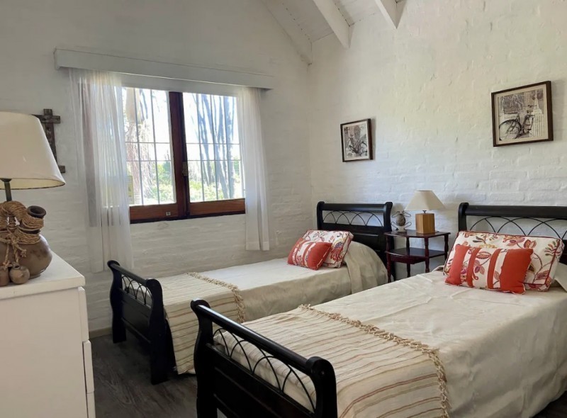 Cálido chalet en alquiler cerca del mar sobre Montoya, La Barra.